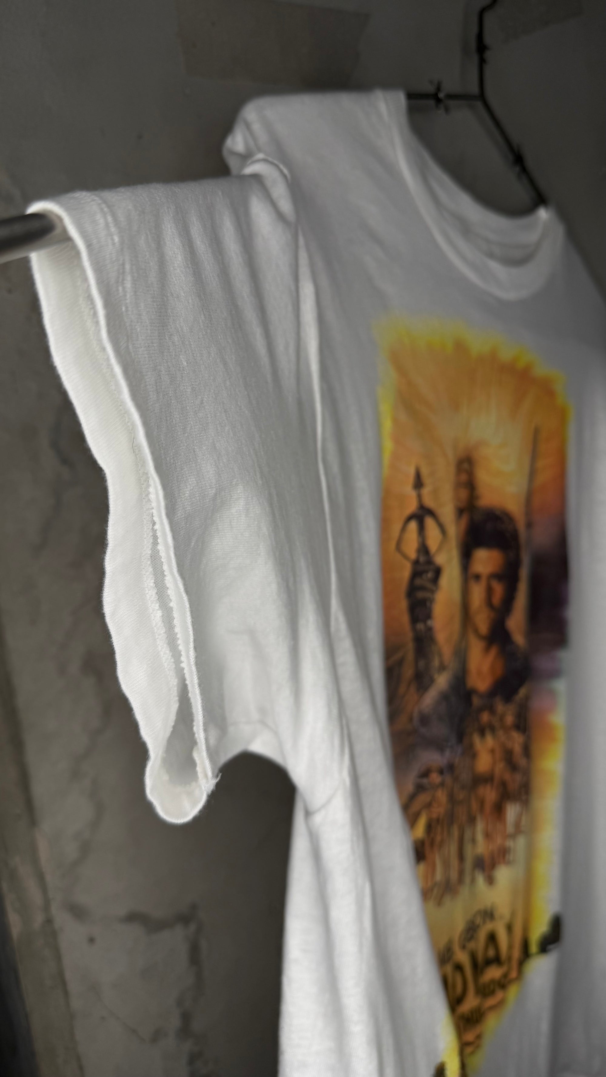 MADMAX BEYOND THUNDERDOME 85’ MOVIE TEE | MEL GIBSON & TINA TURNER