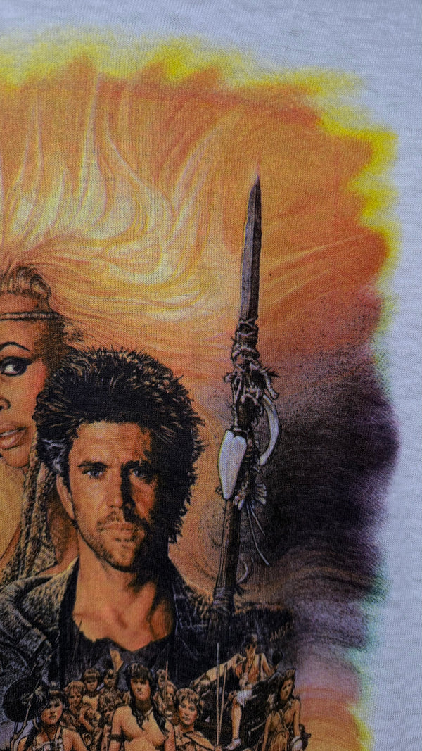 MADMAX BEYOND THUNDERDOME 85’ MOVIE TEE | MEL GIBSON & TINA TURNER