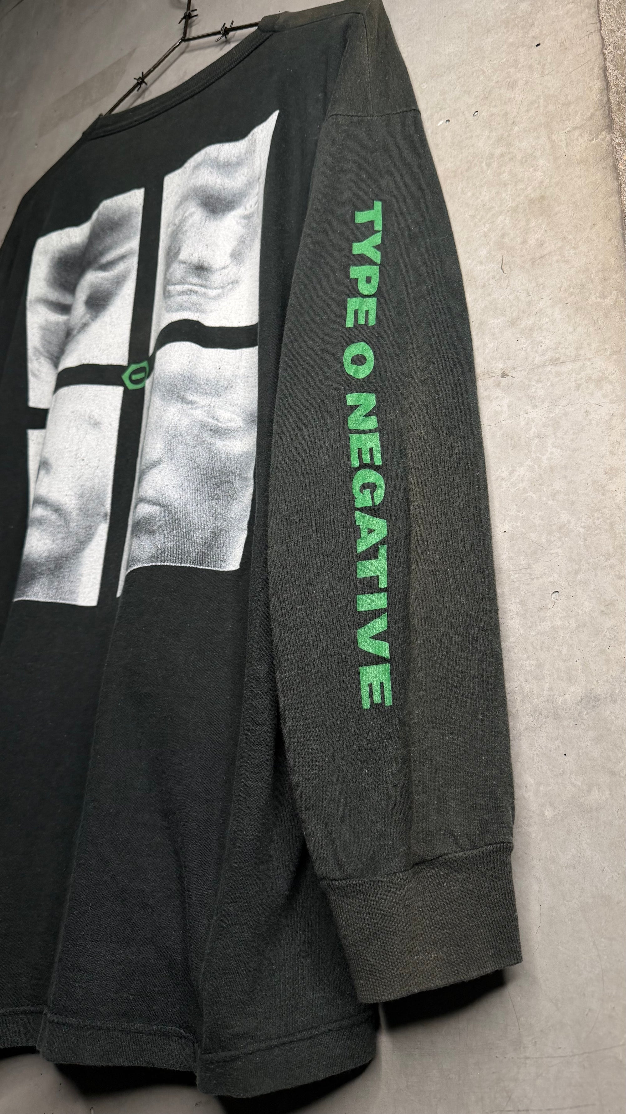 TYPE O NEGATIVE ‘BEG TO SERVE’ LONG SLEEVE | BLOODY KISSES ERA