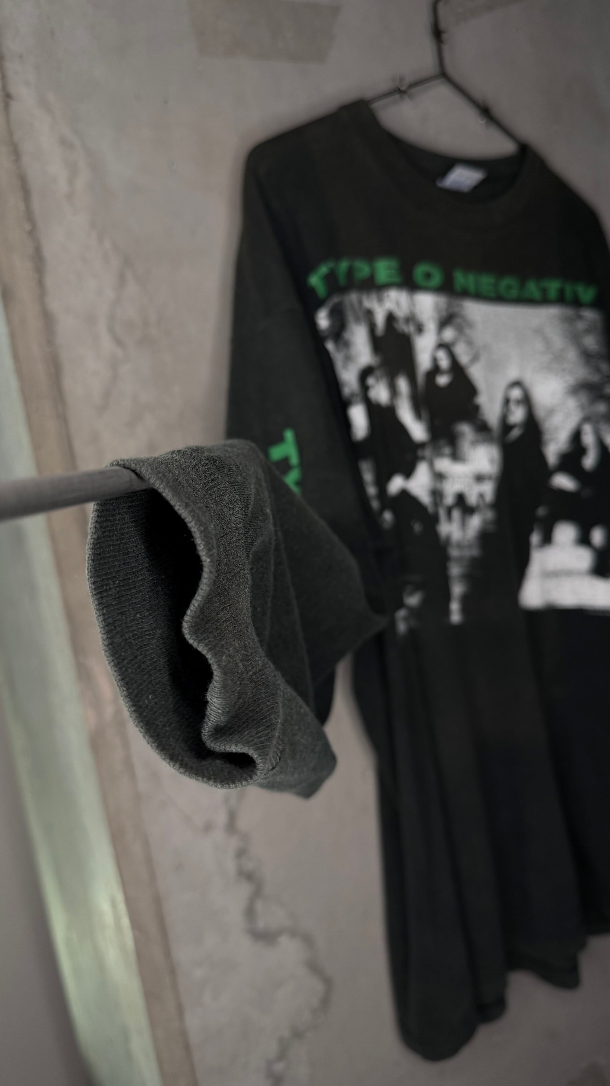 TYPE O NEGATIVE ‘BEG TO SERVE’ LONG SLEEVE | BLOODY KISSES ERA