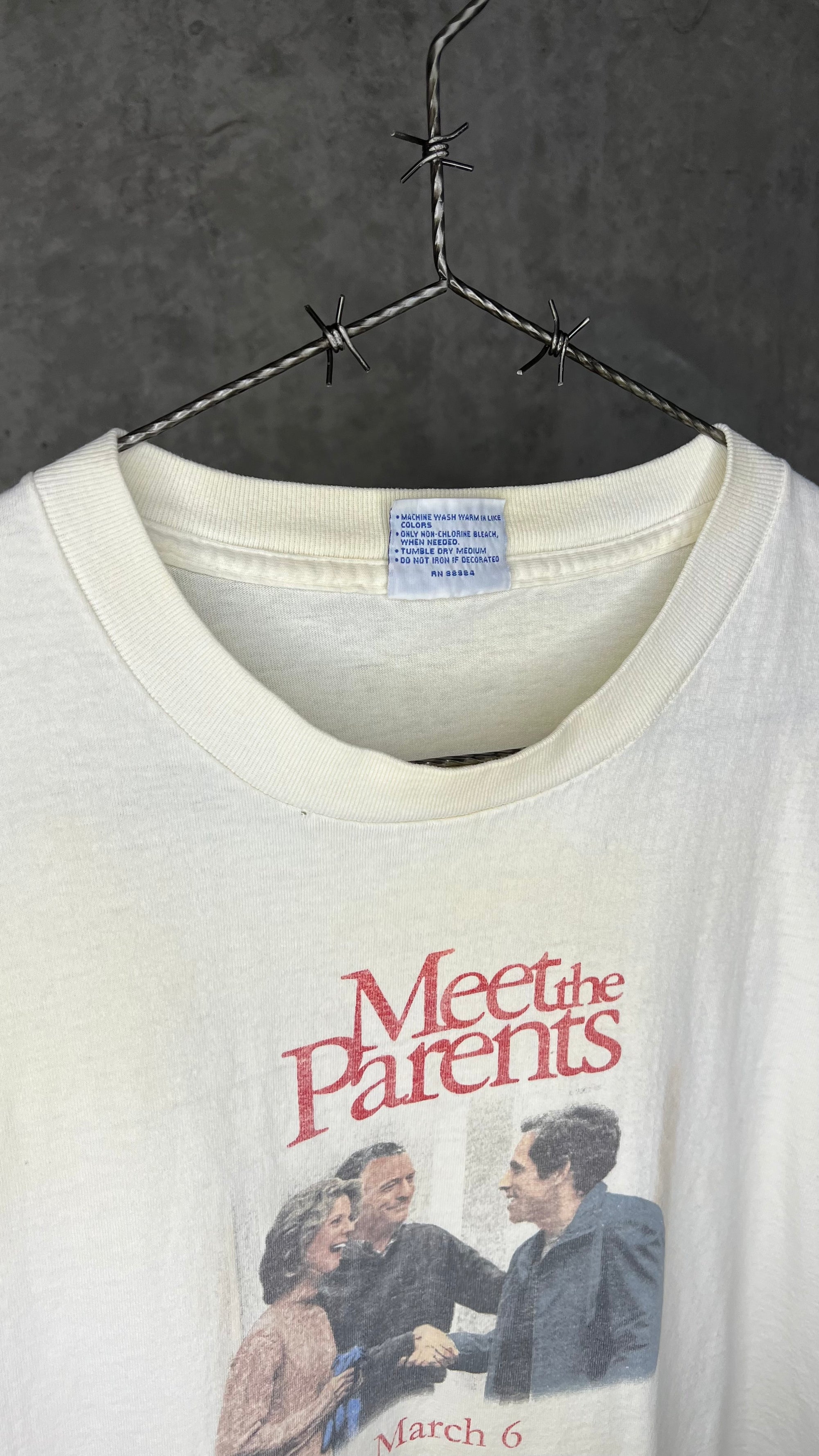 MEET THE PARENTS MOVIE TEE | “GUARANTEED IN STOCK” BACK HIT | BEN STILLER, ROBERT DE NERO