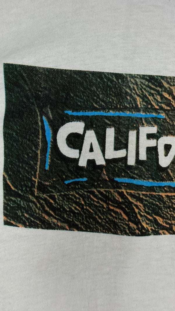 ENCINO MAN MOVIE PROMO TEE | CALIFORNIA MAN EURO VARIANT | BRENDAN FRASER ∙ SEAN ASTIN ∙ PAULY SHORE ∙ GRAIL