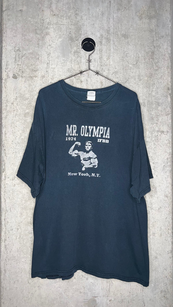 MR. OLYMPIA 1974 TEE | ARNOLD SCHWARZENEGGER