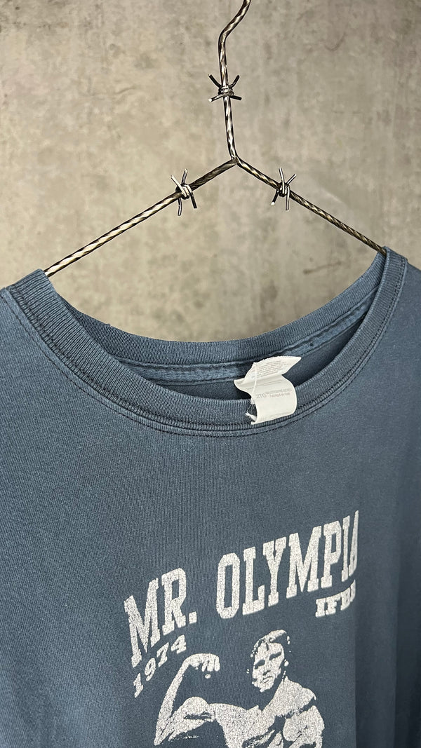 MR. OLYMPIA 1974 TEE | ARNOLD SCHWARZENEGGER