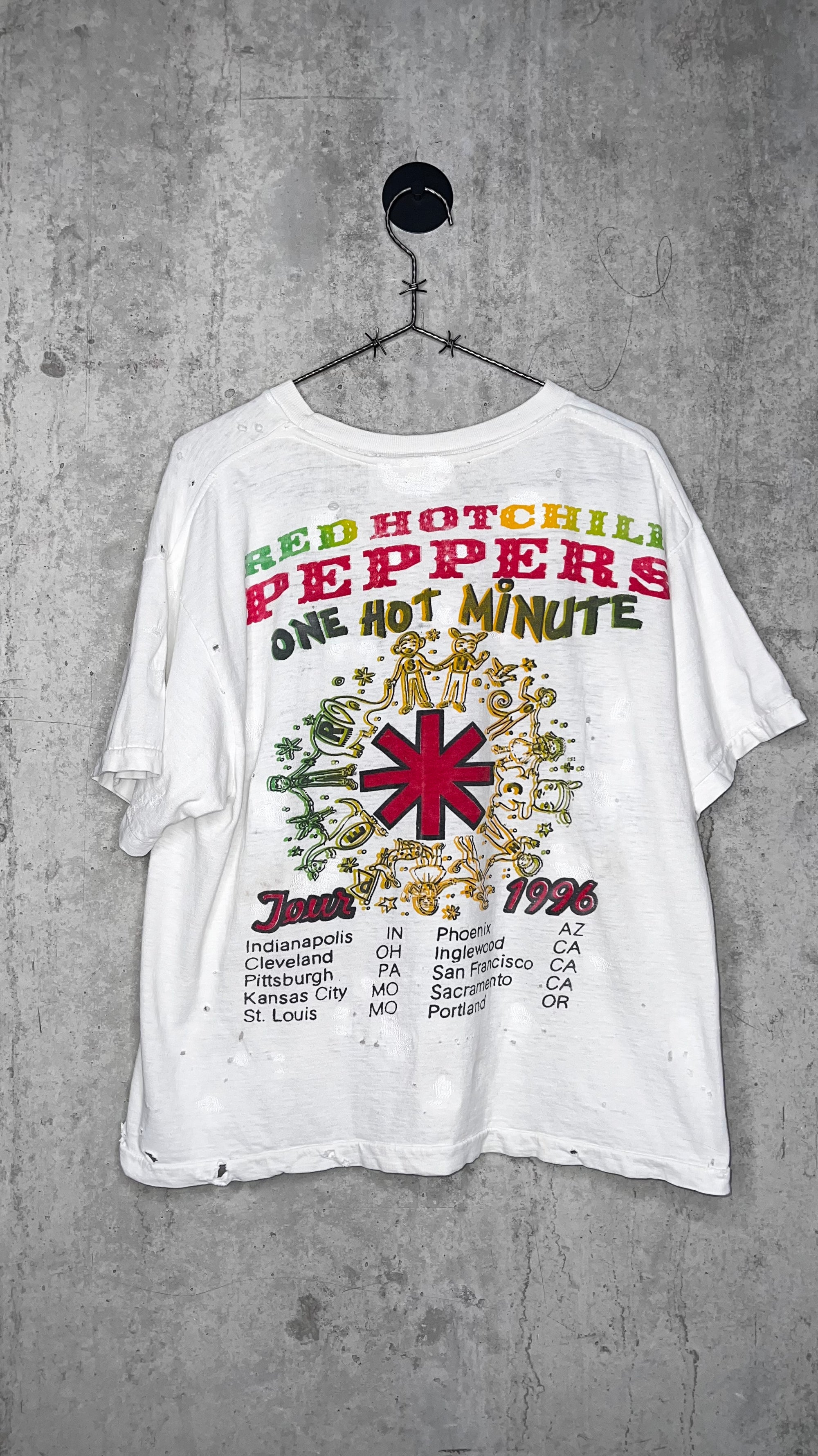 RED HOT CHILI PEPPERS RARE 96’ ONE HOT MINUTE TOUR PARKING LOT TEE | BEAUTIFULLY THRASHED