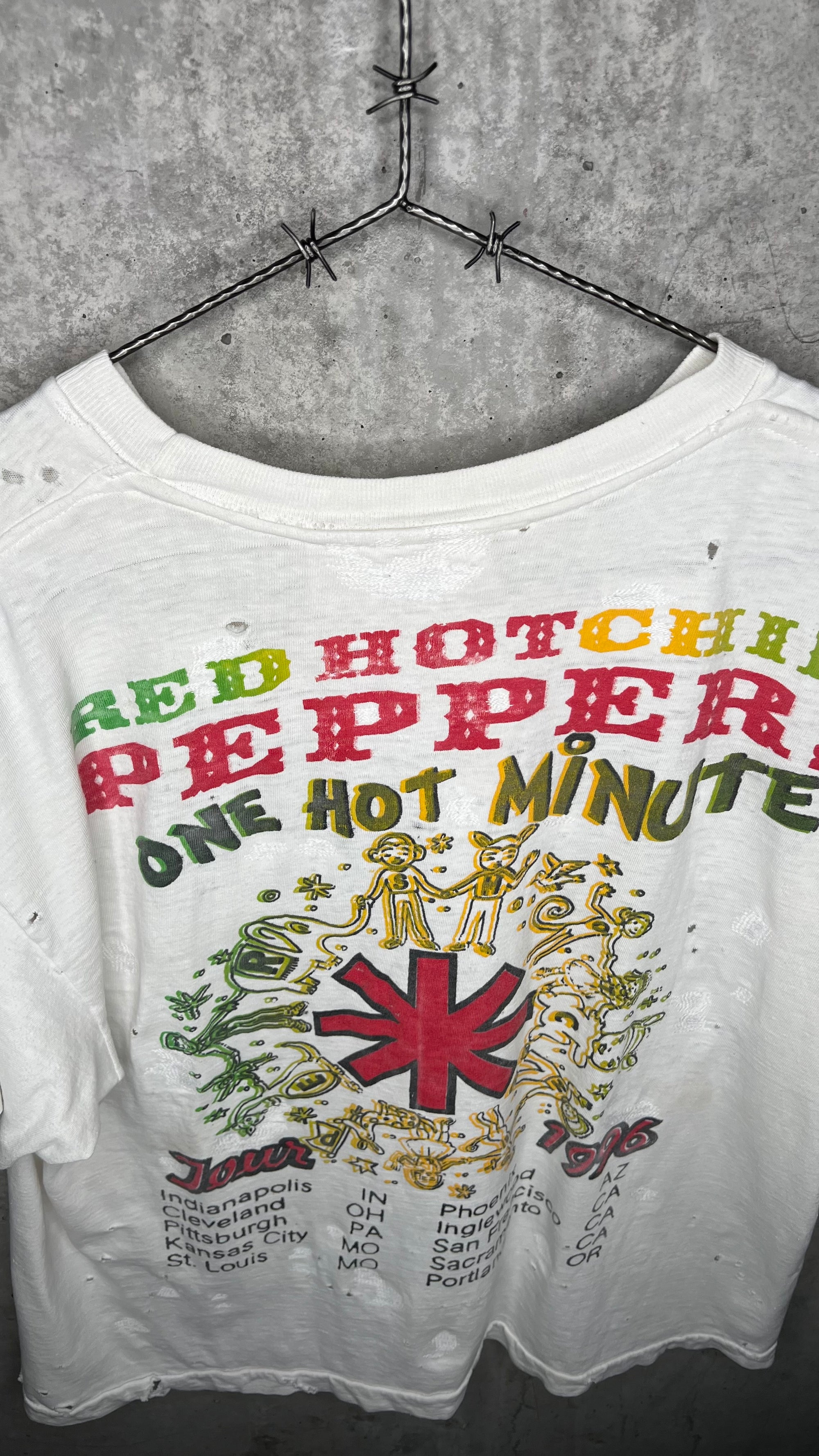 RED HOT CHILI PEPPERS RARE 96’ ONE HOT MINUTE TOUR PARKING LOT TEE | BEAUTIFULLY THRASHED