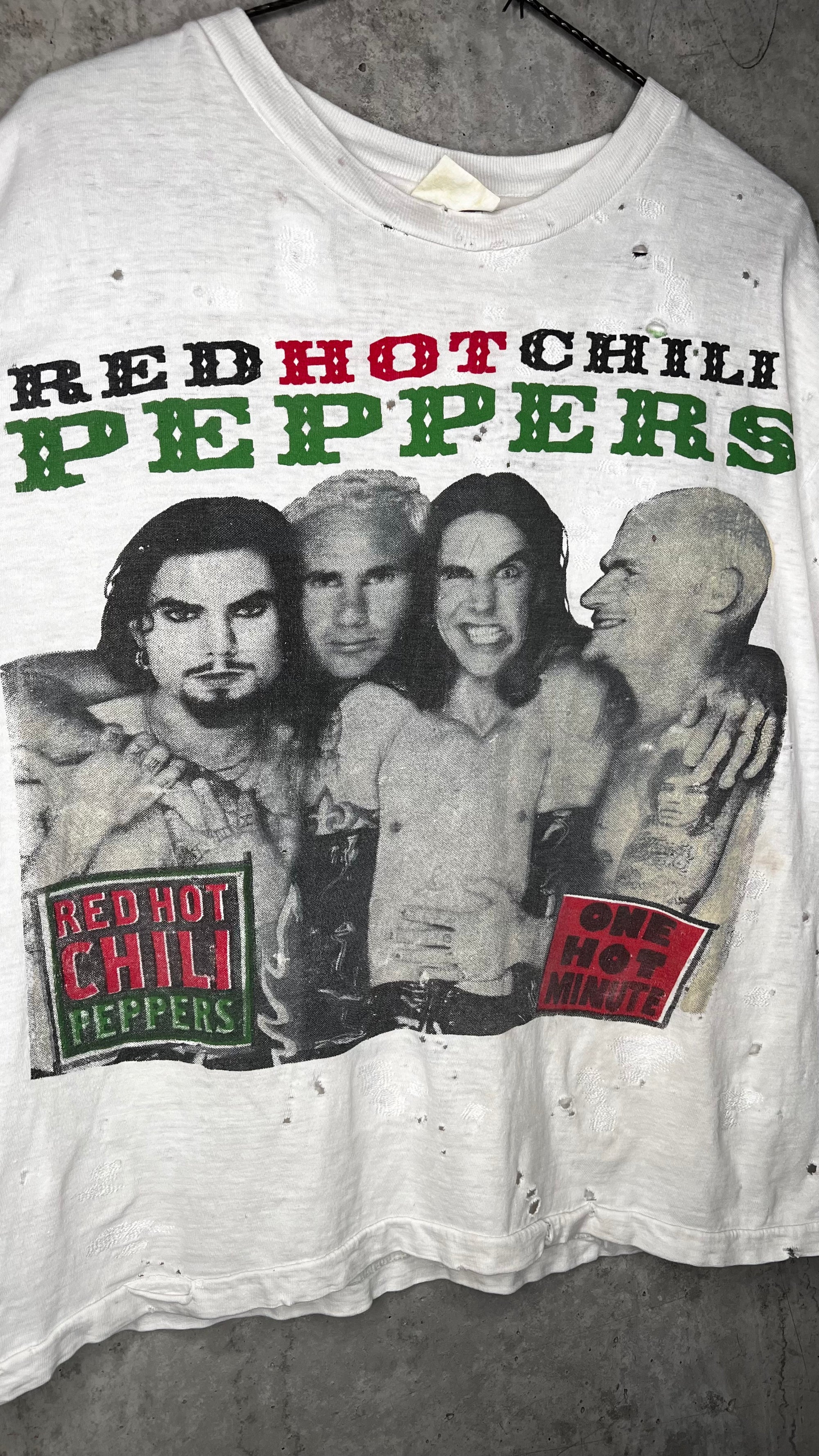 RED HOT CHILI PEPPERS RARE 96’ ONE HOT MINUTE TOUR PARKING LOT TEE | BEAUTIFULLY THRASHED