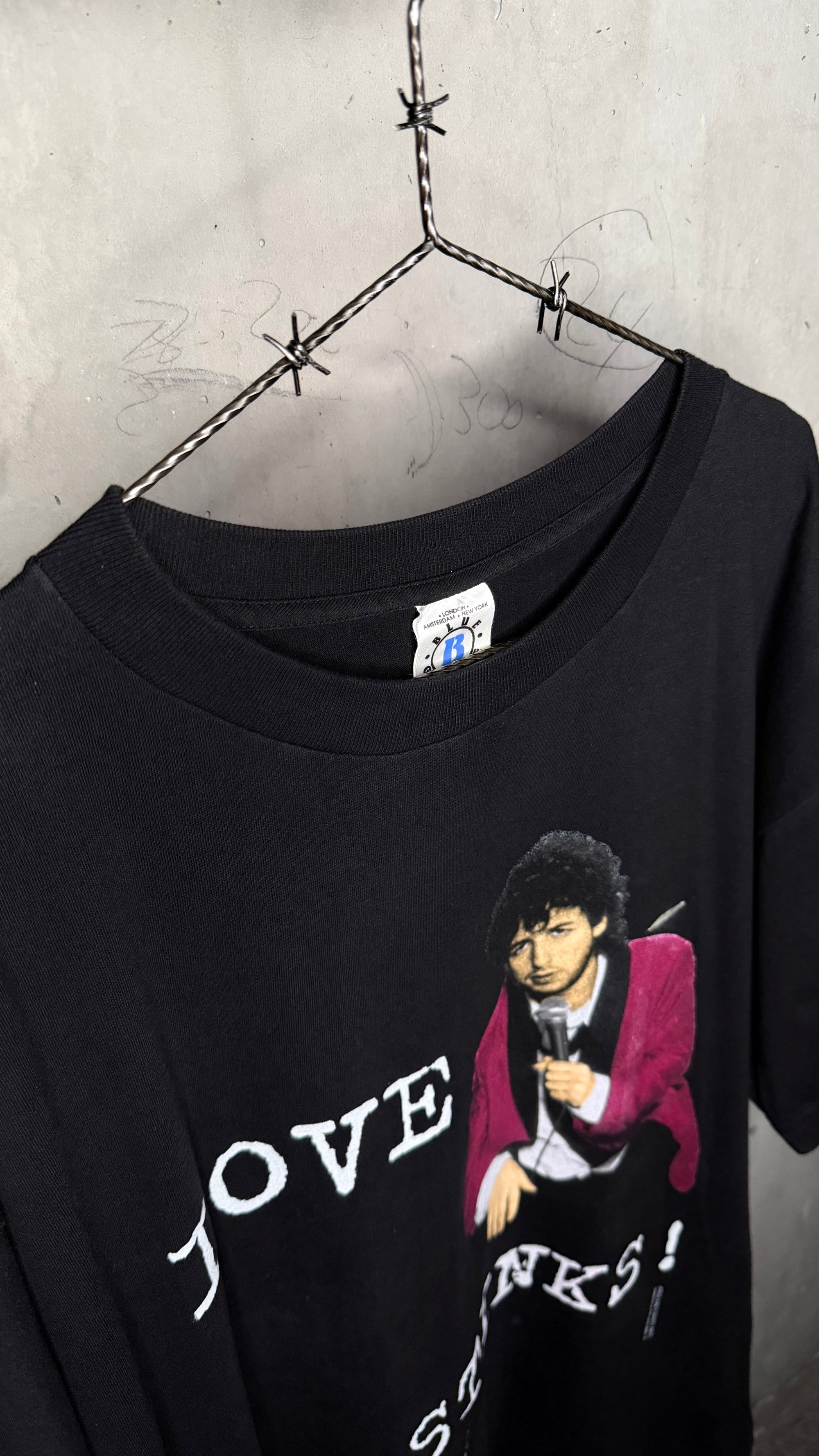 THE WEDDING SINGER ‘LOVE STINKS!’ TEE | EXTREMELY RARE ADAM SANDLER MOVIE PROMO