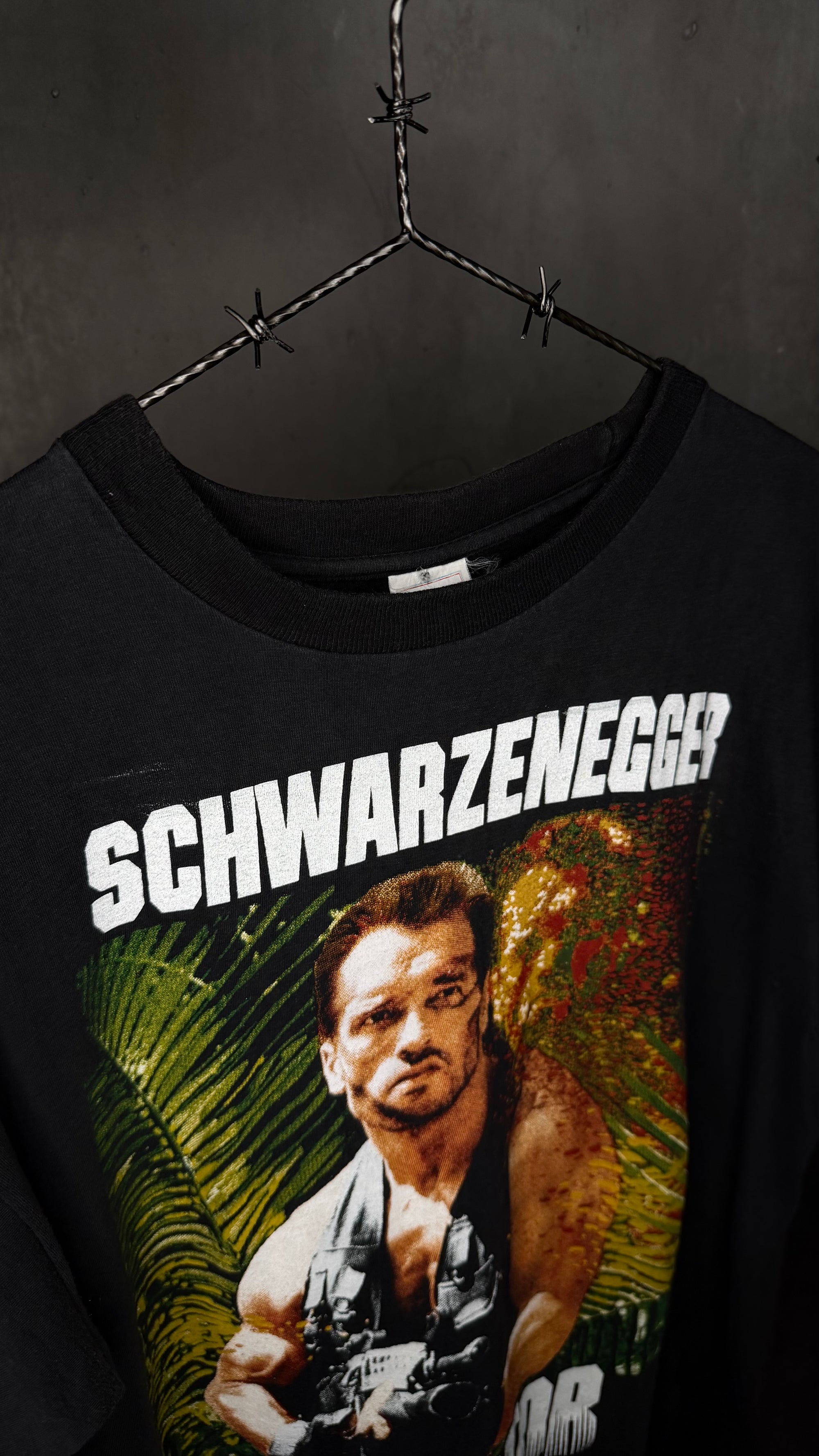 PREDATOR MOVIE POSTER PRINT TEE | ARNOLD SCHWARZENEGGER