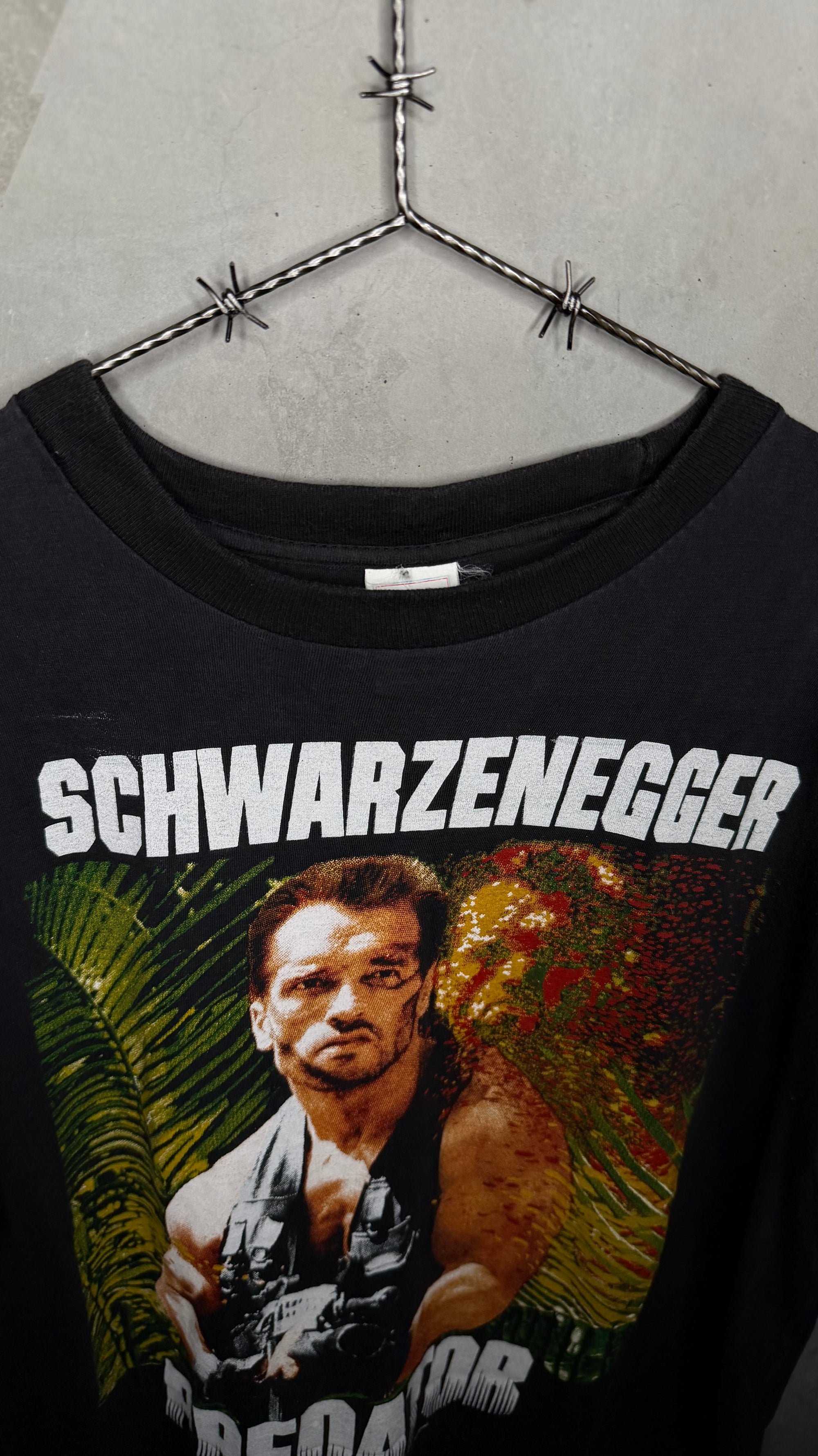 PREDATOR MOVIE POSTER PRINT TEE | ARNOLD SCHWARZENEGGER