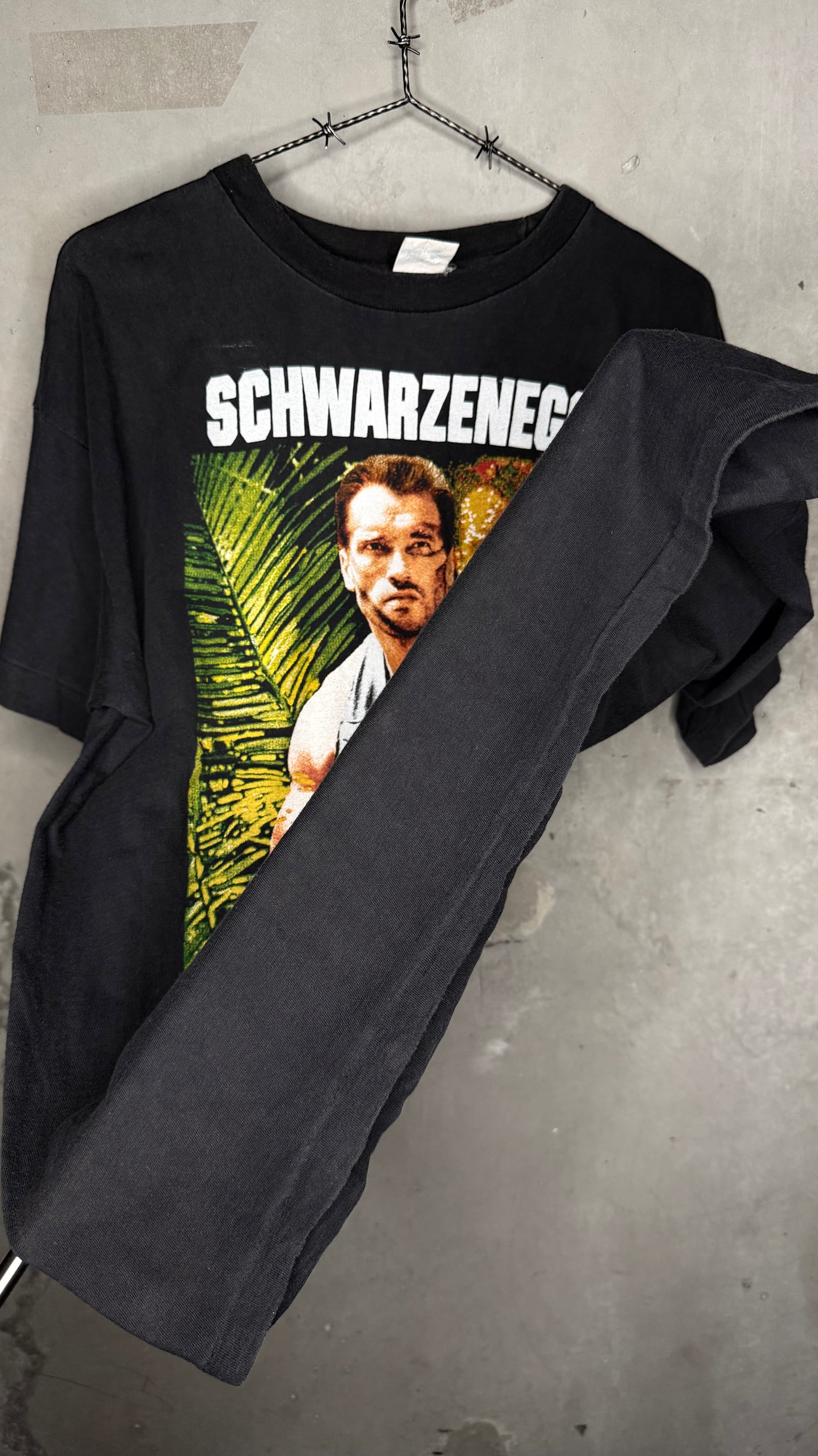 PREDATOR MOVIE POSTER PRINT TEE | ARNOLD SCHWARZENEGGER