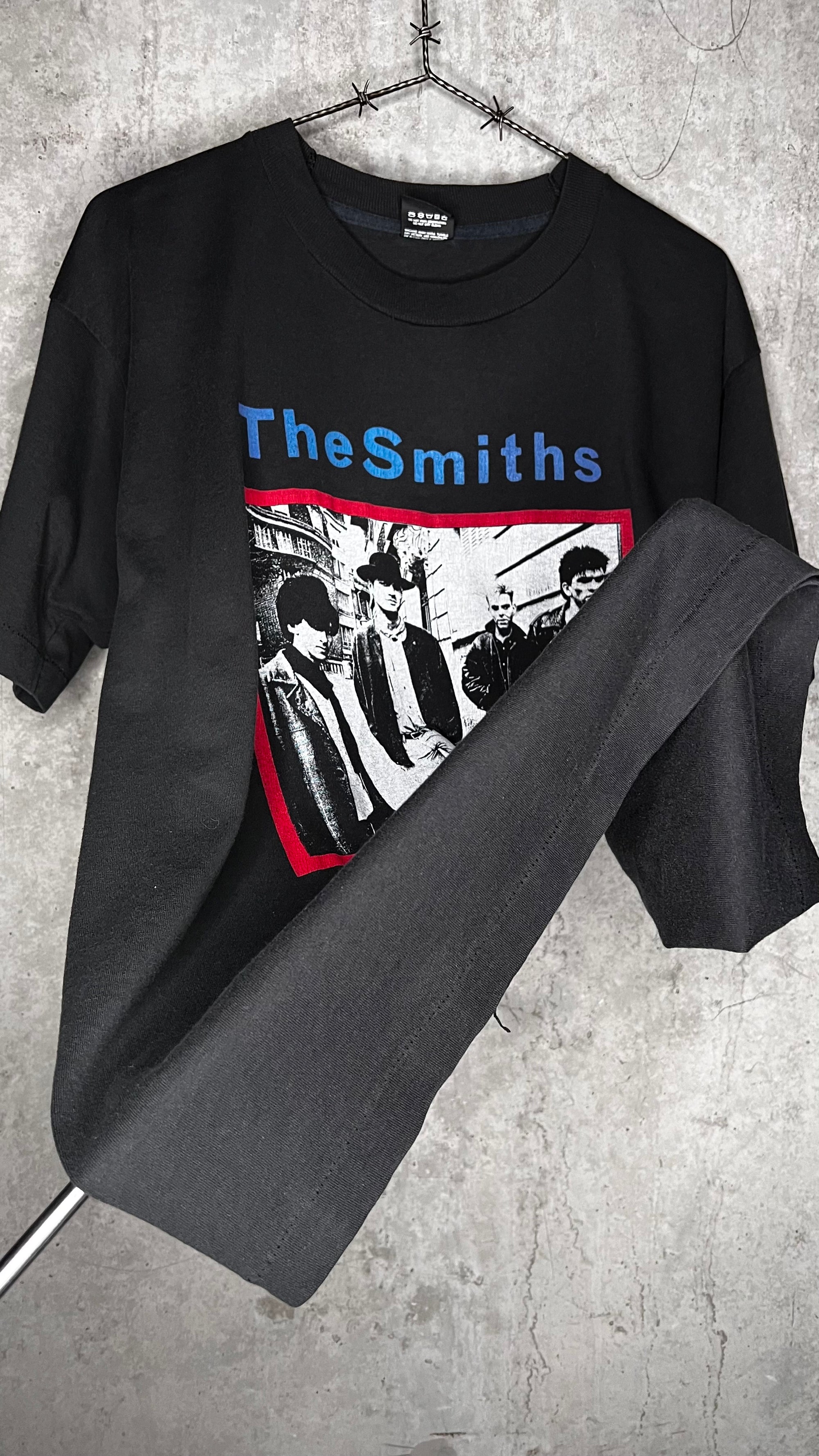 THE SMITHS 84’ HATFUL OF HOLLOW UK TOUR TEE | B&W BAND PORTRAIT